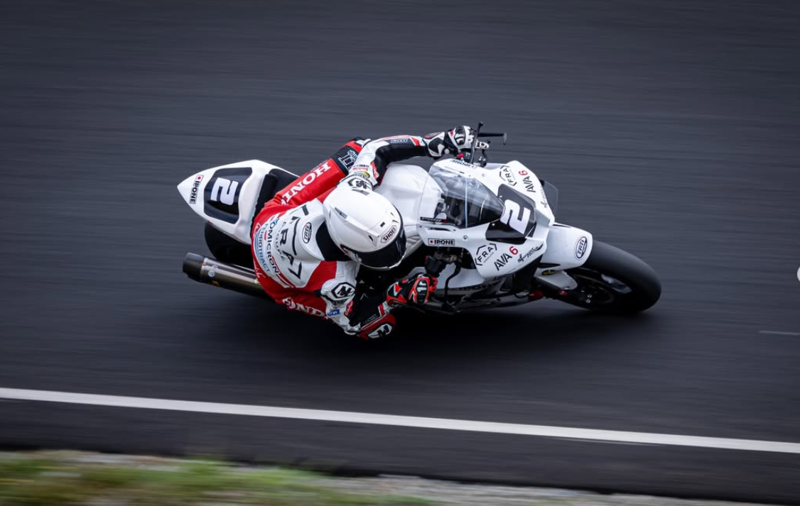 Pilote moto en pleine courbe