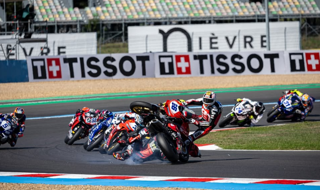 Moto de course sur circuit